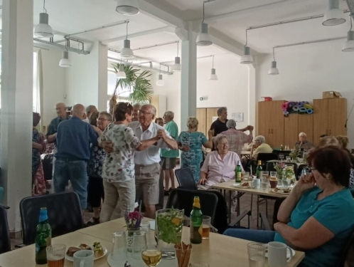 Senioři si užili Vítání léta v Komunitním centru Zahrada
