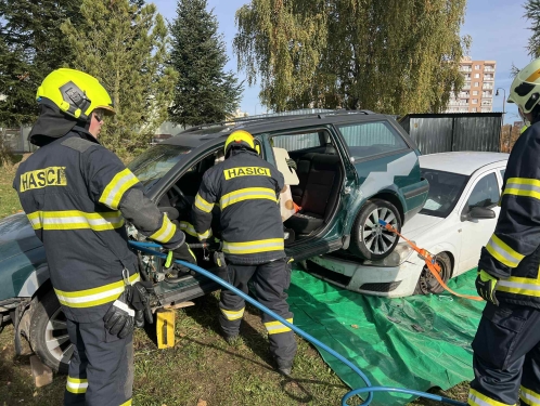 Potřebujete se zbavit starého auta? Hasiči vám ho i ekologicky zlikvidují. Nevěříte?