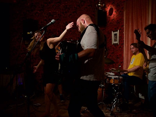 Vlašim čeká pořádně divoký koncert. Helemese přiveze šanson, punk i ska